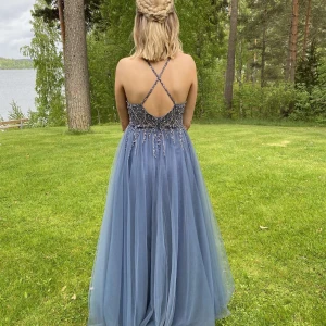 BALKLÄNNING  - Säljer min superfina balklänning! Inköpt förra året och använd 1 gång🤍 Inga fläckar den är i nyskick!  Köptes för 4500 kronor och jag säljer den nu för 2200 kronor! Kan säljas billigare vid snabb affär😊  Storlek 34/36, kan mäta midjan vid intresse🤍  