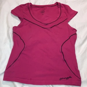 T-sjirt  - En snygg råsa tröja med svarta snygga ditaljet super fint U ringad och super skön i materialet  Tryck på köp nu 💕