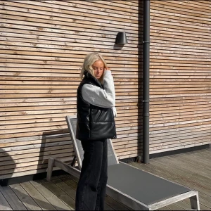 Svart väst  - Svart väst med hög krage. Bra skick 