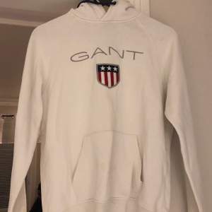 Säljer nu en tjocktröja/hoodie från märket GANT då den ej kommit till användning. Jättefint skick!