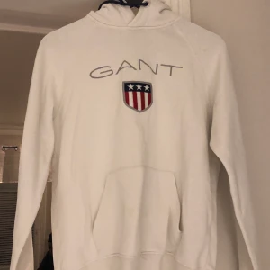 GANT Hoodie - Säljer nu en tjocktröja/hoodie från märket GANT då den ej kommit till användning. Jättefint skick!