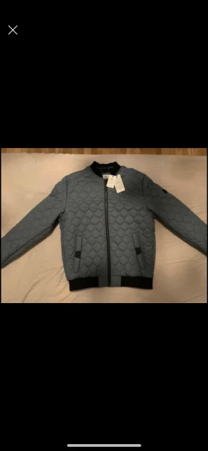 JACK & JONES Blue Puffer Jacket - Jackan är helt ny. Pris lappen är fortfarande på.  Nytt pris är 700 säljer för 400.