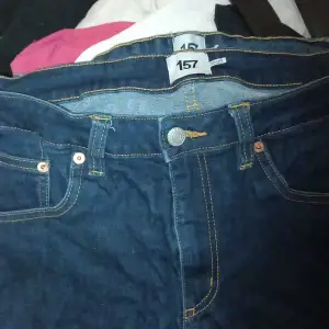 Marinblå jeans i lager 157 marin blå smala i bena bra passform annars 