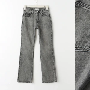 Grå jeans - Säljer ett par grå jeans ifrån Gina tricot i modellen flare. Nypris: 499kr, jag säljer för 260kr💗💗Skriv för mer info