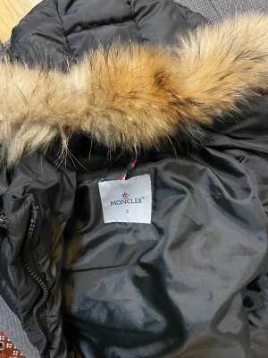 Moncler Jacka  - Moncler jacka i storlek S. Äkta päls. Fin skick. Pris kan diskuteras. Vid flera intresserade gäller högsta budet. 