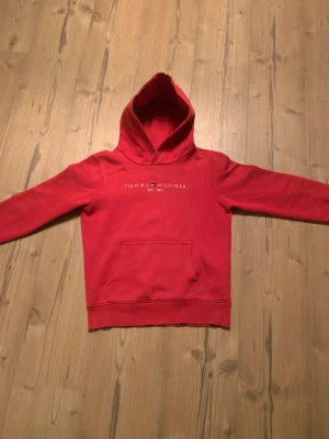 Röd Tommy hoodie  - Bra skick 