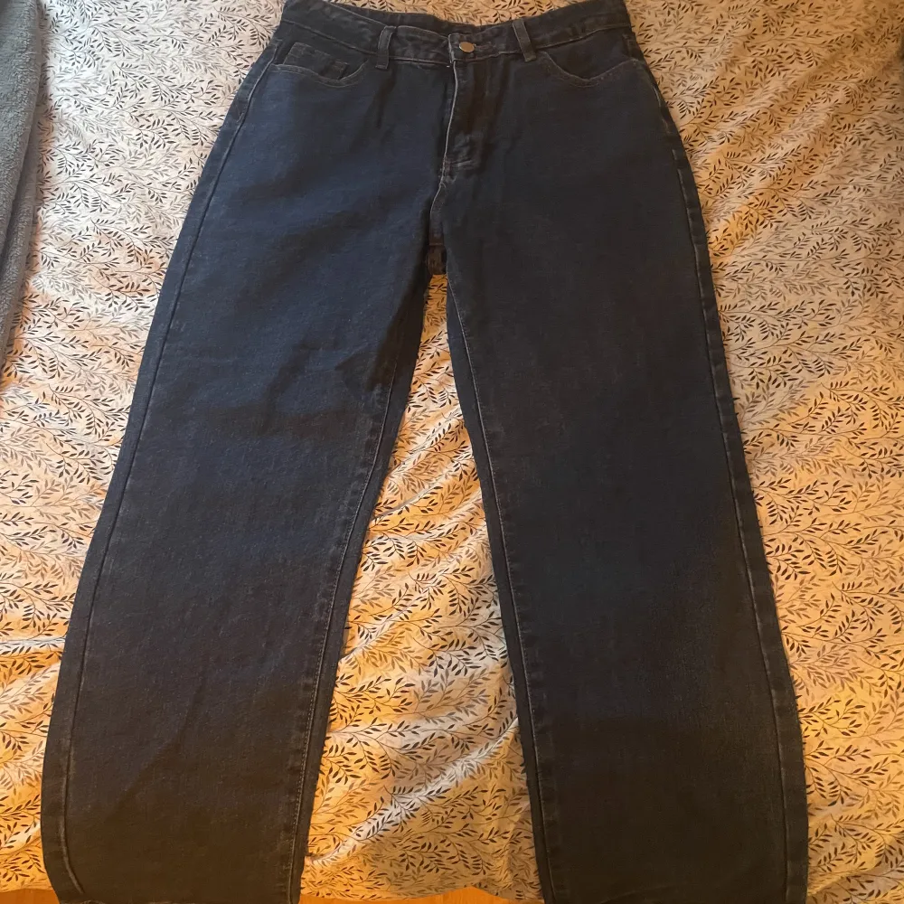 Blåa straight jeans ifrån SHEIN i storlek ”petite M”, dvs passar de dig som är lite kortare. Jag är 159cm och de passade mig bra i längden.  De är aldrig använda, bara provat de. De är i fint skick. Kan mötas upp i Göteborg eller så betalar köparen frakt☺️. Jeans & Byxor.