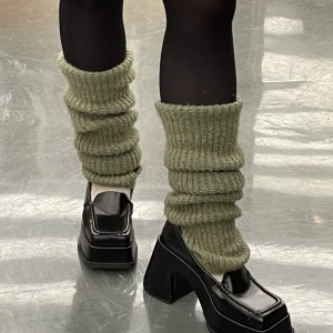 Hand och benvärmare - Fina ben och handvärmare - kan användas till båda då de har ett hål för tummen! Använda 2-3 gånger, från Urban Outfitters. Slutsålda 🐢