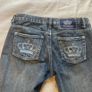 Jeans - Säljer dessa super fina lågmidjade jeans ifrån Victoria Beckham! Super fint skick men lite för små på mig! Passar bra på mig som är 1,66cm! Skriv för fler frågor elle rom ni har några fungerar! 