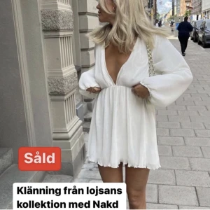 Lojsan NAKD vit klänning  - Säljer denna vita plisserade klänning från Lojsans slutsålda kollektion med NAKD. Strl 38. Fin till studenten 
