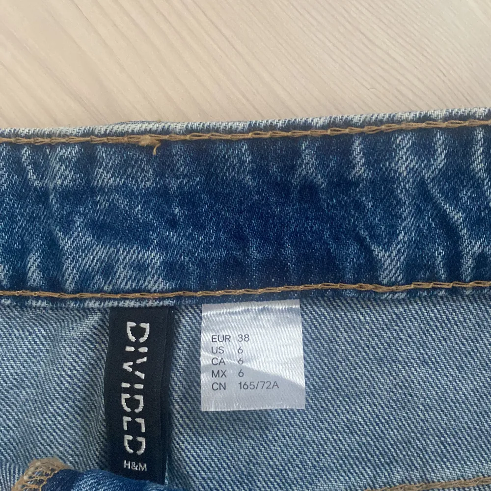 Mini jeans kjol från H&M i strlk 38. Super fin till sommaren🤩säljer då den inte kommer till användning. Använd 1 gång. Kjolar.