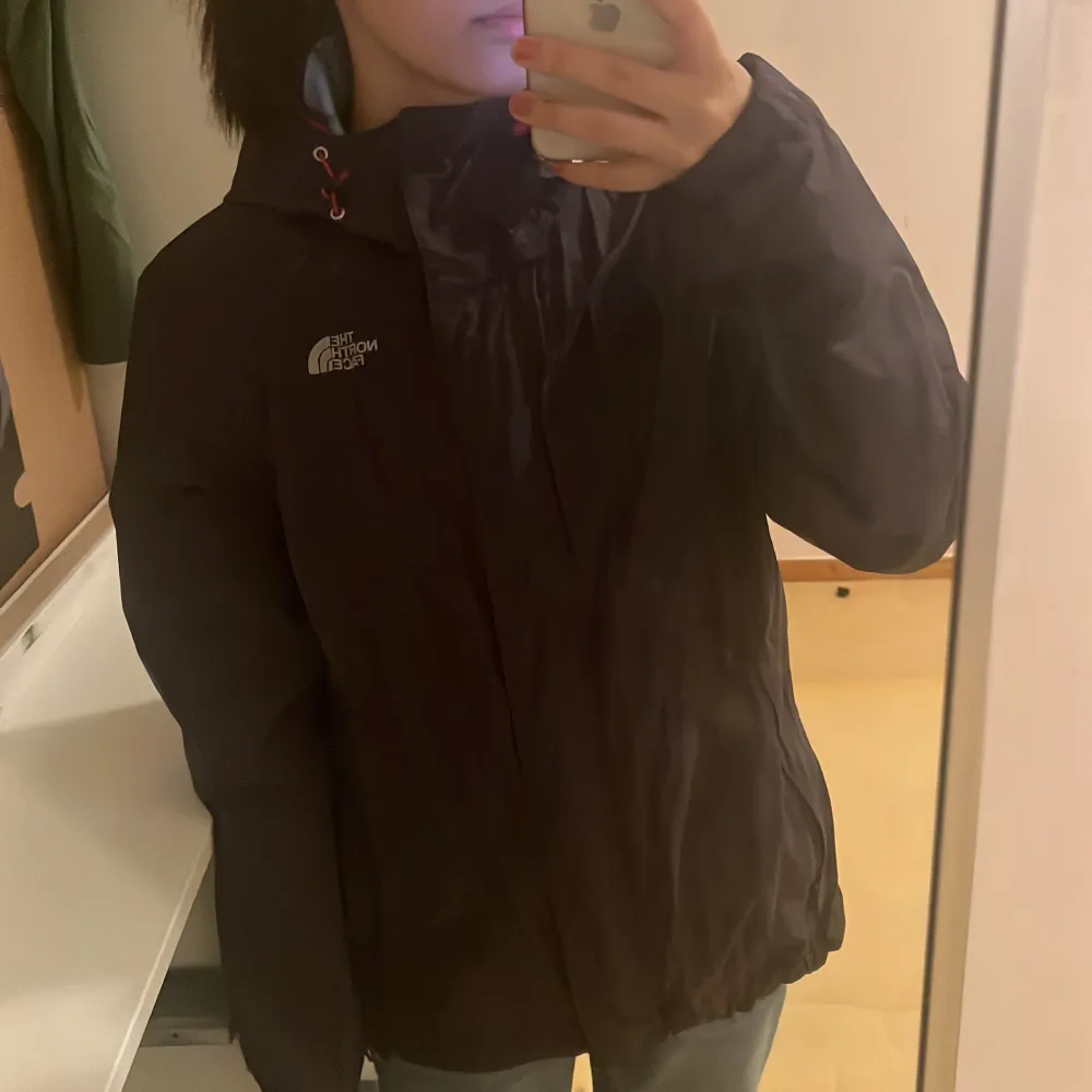 mörklila regnjacka från the north face. rosa på insidan och har luva. nästan aldrig använd av mig. Du kan även föreslå ett annat pris då jag vill bli av med denna så fort som möjligt ❣️. Jackor.