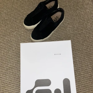Eytys skor😇 - Säljer mina svarta Eytys skor💕 storleken är 37 men är stora i storleken🫶🏼 passar folk med storlek 38,39💕 inte använts mycket pga att dom är förstora, hör av dig om du är intresserad💗