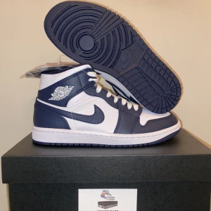 Jordan 1 mid - Jordan 1 mid navy blue  Storlek 40,5 Pris 1699 Helt nya 👟kan mötas eller frakt mot kostnad 