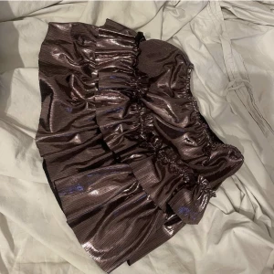 Glittrig kjol - Säljer min helt oanvända kjol på grund utav jag har en liknande💕