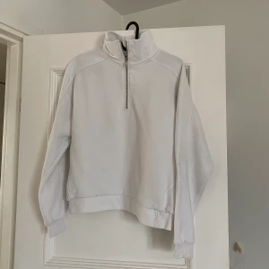 Vit tjocktröja  - Snygg vit tjocktröja.