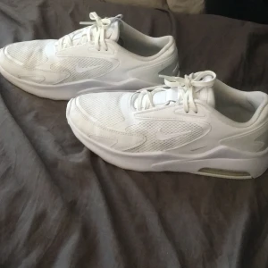 Vita Airmaxes Strlk 41 - Skor säljes!