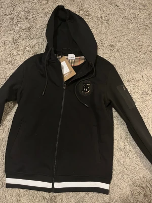 Burberry kofta  - Helt ny och oanvänd Burberry kofta i storlek M 