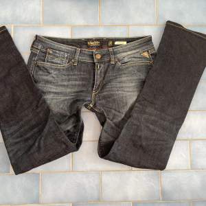 Raka Replay jeans i w 30, l32. Midja rakt över 40, innerben 73 (passar mig i längd som är 1,70)  💞