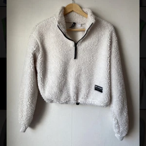 Divided x H&M cozy cropped jumper in white - Barely worn - good condition 