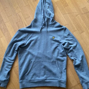 Lyle&Scott  - Helt ny Lyle&Scott hoodie. Nog använd en gång sen den köptes så intill sätt helt oanvänd. Fin lite mörkare grå färg och storleken medium 