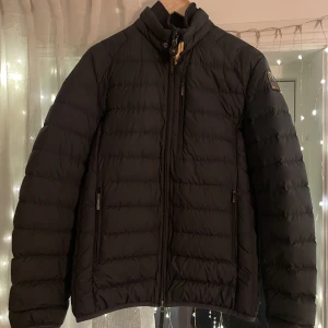 Svart PARA JUMPERS vår jacka - Äkta PARA JUMPERS vår jacka köpt på NK i Stockholm💫Pris kan diskuteras 