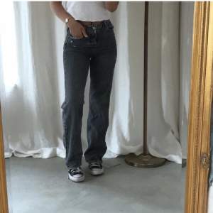 Säljer dessa mörkgråa/svarta jeans från zara då dom inte längre kommer till användning. Köpta här på Plick för ca 1 år sedan💗liten defekt som ni kan se på bild tre. 