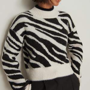 Snygg stickad tröja i zebramönster från NAKD!! Superskön och ganska kort modell. Sällan använd!! 