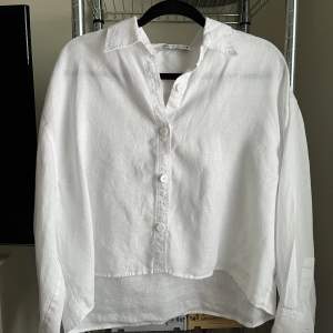 Super fin linneskjorta från Zara, använd endast 1 gång!!! Lite croppad i längden 😇nypris: 279 kr
