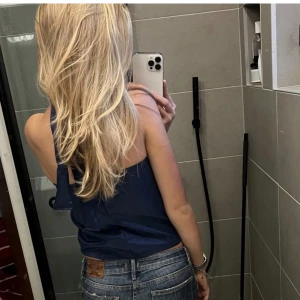 Satin topp  - Säljer i svart!! Exakt likadan, super fin passar till allt ❤️🥰 ( lånade bilder )