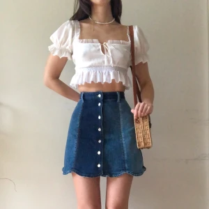 & Other Stories denimkjol - Så snygg och unik A-linjeformad jeanskjol köpt från & Other Stories. Kjolen har knappar framtill och vågig söm nertill, patchwork-stil i olika nyanser av blå denim. Knappt kommit till användning. Nypris 690:-