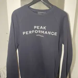 Jättefin tröja från Peak Performance i marinblå, storlek M. Knappt använd, jättefint skick. Nypris 1200kr