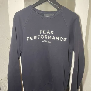 Peak performance tröja - Jättefin tröja från Peak Performance i marinblå, storlek M. Knappt använd, jättefint skick. Nypris 1200kr