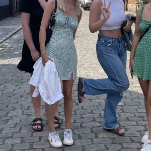 Grön blommig klänning  - Säljer den här supersöta klänningen. Passar perfekt till sommaren😍 fortfarande i bra skick!