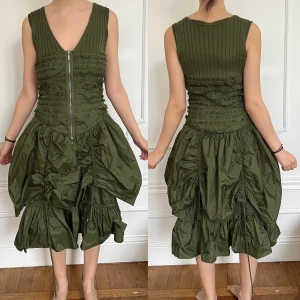 Unik klänning - Storlek: S passar även M. Går att justera kjolen på olika sätt. Möts i Stockholm eller fraktar 🖤