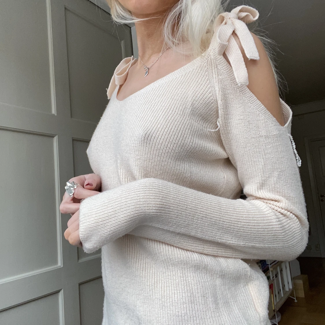 Fin stickad tröja med öppna axlar