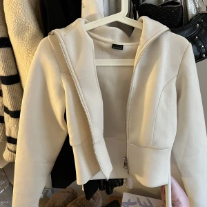 Gina Tricot zip up - Intressekoll på den här super coola zip up tröjan från Ginatricot i strl S!🤍 så coola detaljer & inga defekter ❣️