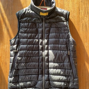 Parajumpers väst - Säljer en Parajumpers-väst i bra skick. Den är i storlek y-s som motsvarar ungefär xs eller 158-164. Västen har qr-kod och kostar runt 3000kr nypris. Om ni har frågor eller funderingar är det bara att höra av sig!