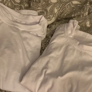 Basic t-shirts - Två vita basic t-shirts från shein i två lite olika material. Storlek M och L. Sköna och ganska tjocka. 15kr/styck eller båda för 25kr+frakt