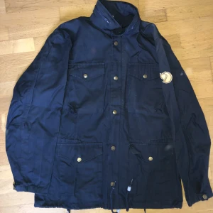 FJÄLLRÄVEN JACKA, vintage - Ascool vintage fjällräven jacka, höst/vår. Står strl 44, Men vettetusan…känns som en L. Kort och lite vid. 