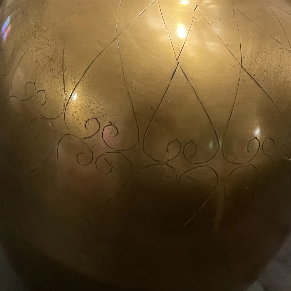 En vas i guld färg med fina mönster. Köpt på Mio. I fint skick Material:  Järn 28 cm i höjd. Accessoarer.