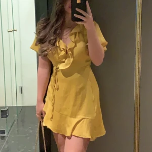 Gul klänning - Gul smickrande klänning i fint skick!
