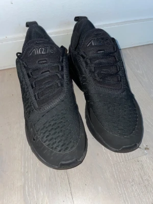 Nike air Max 270 - Säljer ett par air max 270 Det är bra kvalite på dem är knappast använda Jag betalar för frakt men då är det ingen frisförminsknig  Byten funkar också