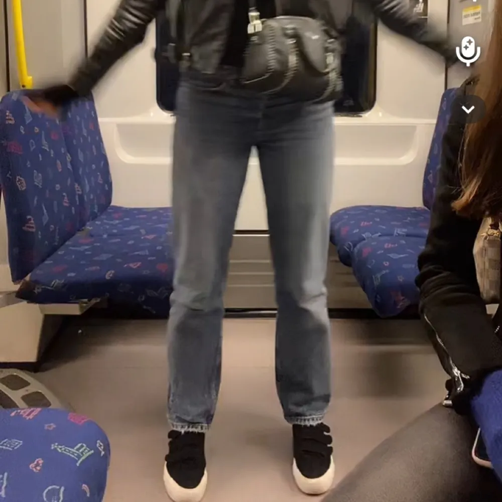 Säljer dessa populära jeans från zara! Använda vid få tillfällen & säljer pågrund av att de inte får tillräckligt med kärlek i garderoben. Storlek 42 och passar mig som är 177 lång 💙. Jeans & Byxor.