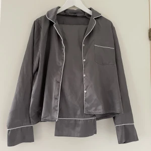 Pyjamasset - Pyjamasset från Boohoo. Storlek S på båda delarna. Nyskick.
