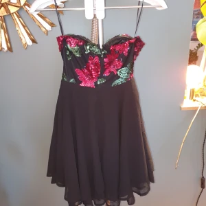 Ny klänning - Ny med lappar, badauklänning köpt på Nelly