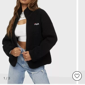 Fila jacka - Jättefin teddyjacka från FILA. Endast använd ett fåtal gånger. Säljes då den inte kommer till användning.