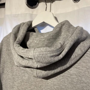 Hoodie - Vanlig grå hoodie som aldrig används, oversized fit. Storlek S Säljer för 50kr+ frakt