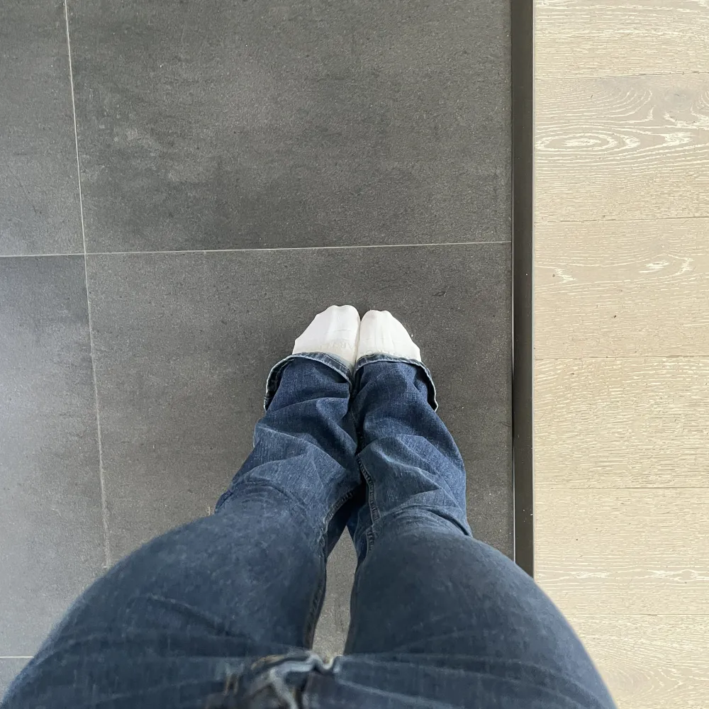 Supercoola jeans från mango. Low/mid rise i en mörkare blå färg. Tyvärr är de för långa för mig💖. Jeans & Byxor.