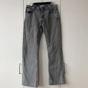 Hood rush  - Säljer ett par grå hopp rush i den äldre grå färgen. Byxorna är i bra skick och har en lagning i skrevet samt en av fickorna är lagade. Den enda deffekten som finns är att vänster fick är trasig. 